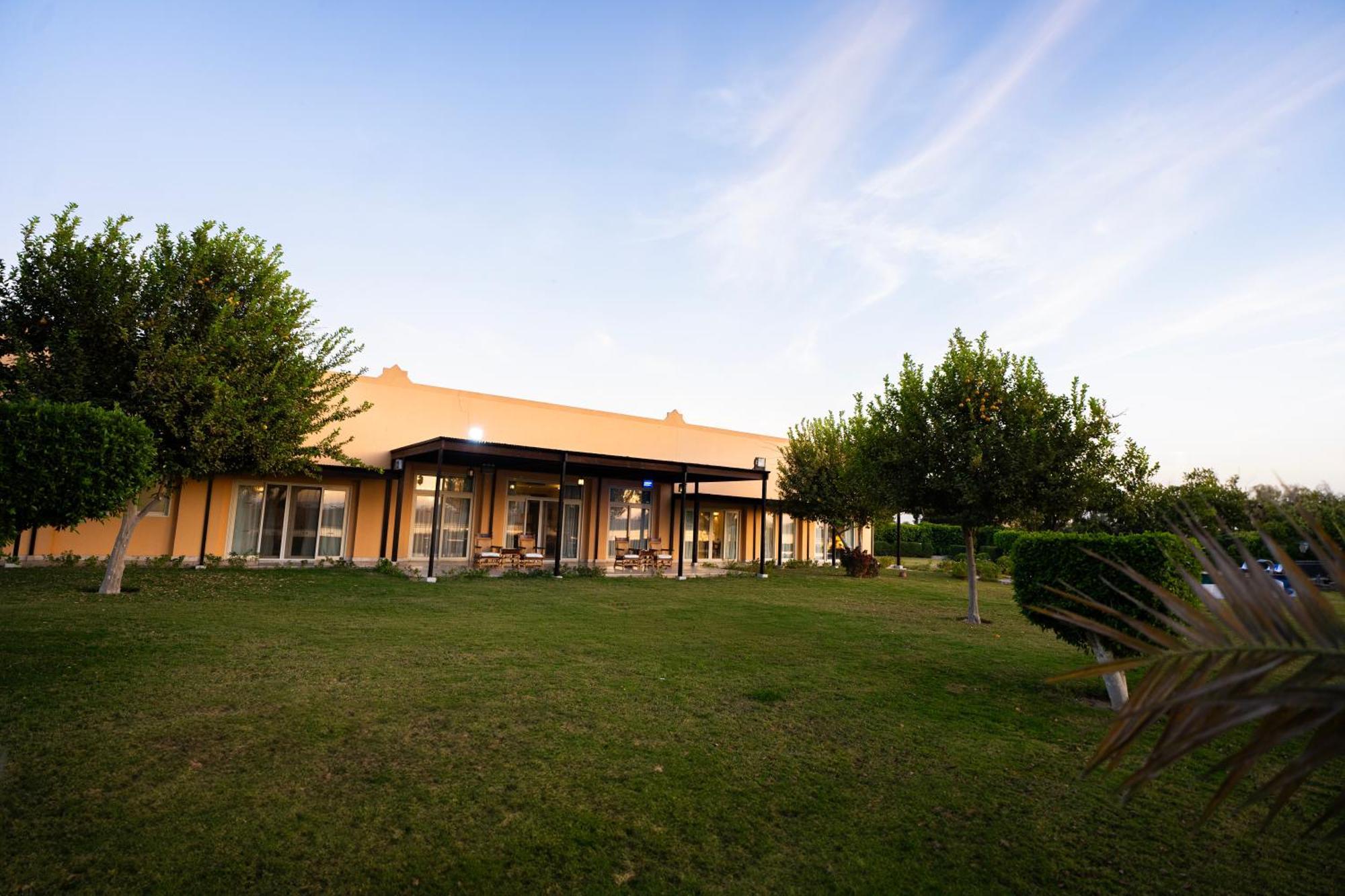 Jolie Ville Hotel & Spa Kings Island Luxor Exterior foto The clubhouse at the club's headquarters in the village of Kfar Saba