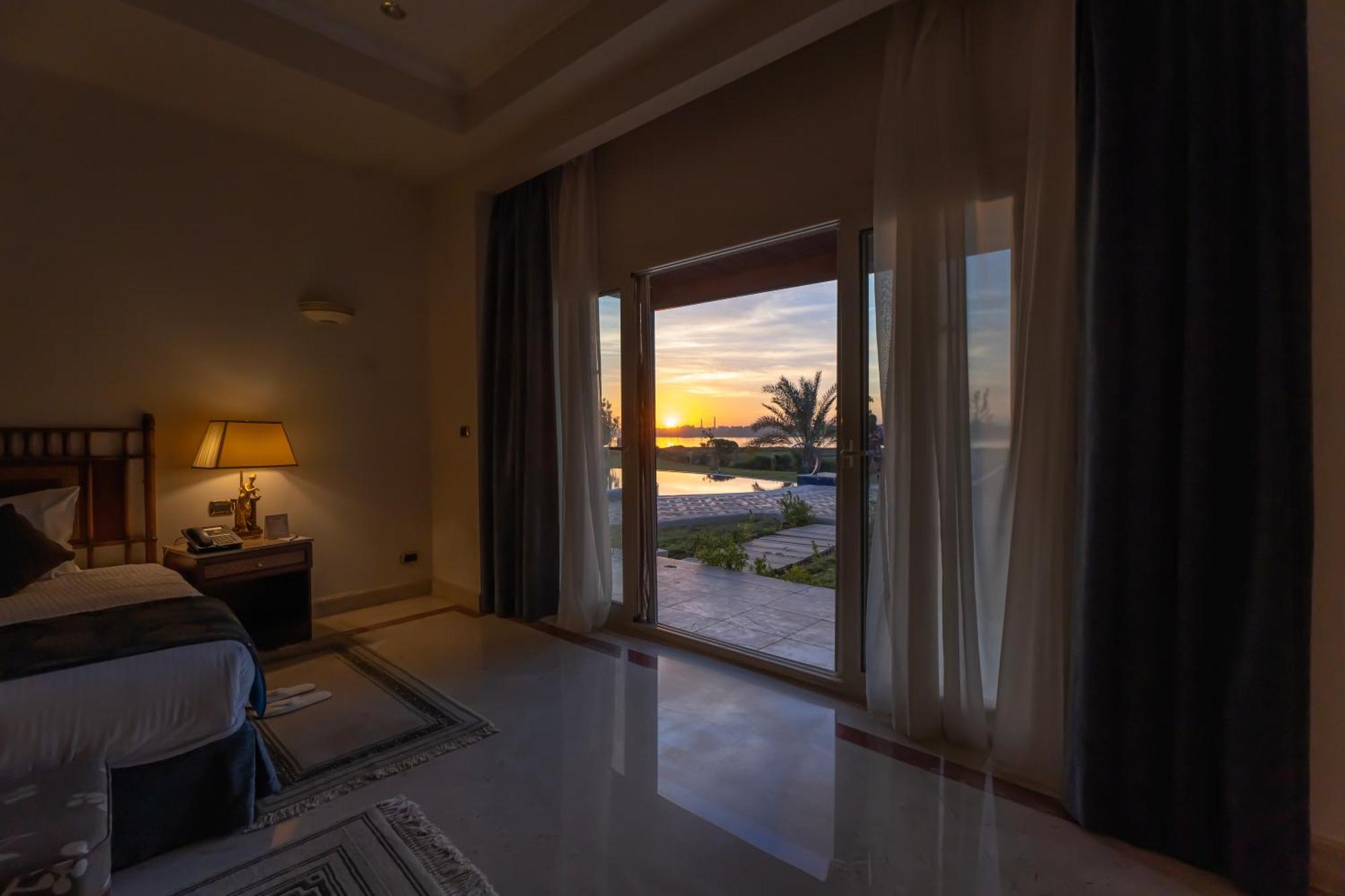 Jolie Ville Hotel & Spa Kings Island Luxor Exterior foto Sunset view from a bedroom