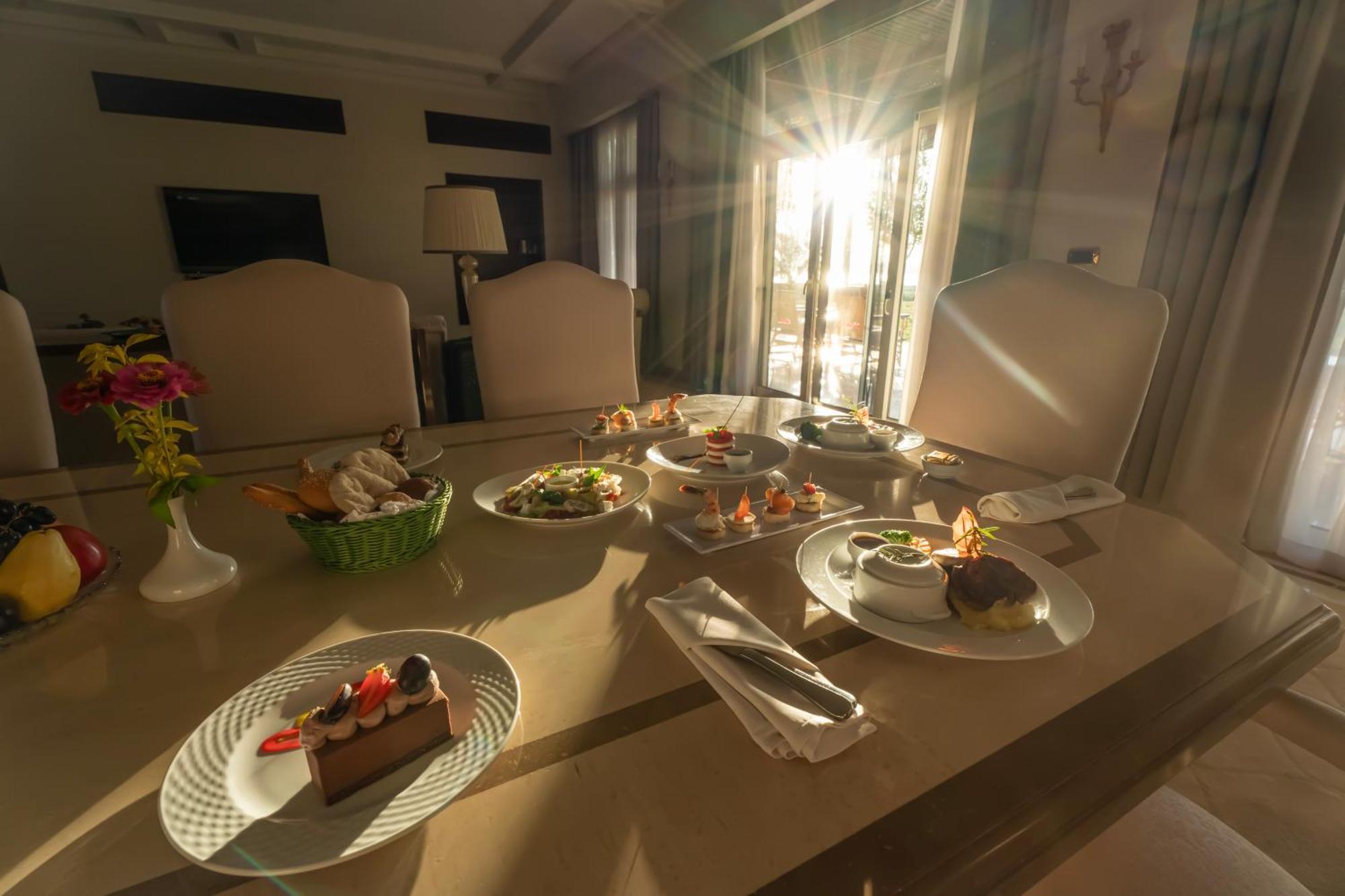 Jolie Ville Hotel & Spa Kings Island Luxor Exterior foto A table set for a meal