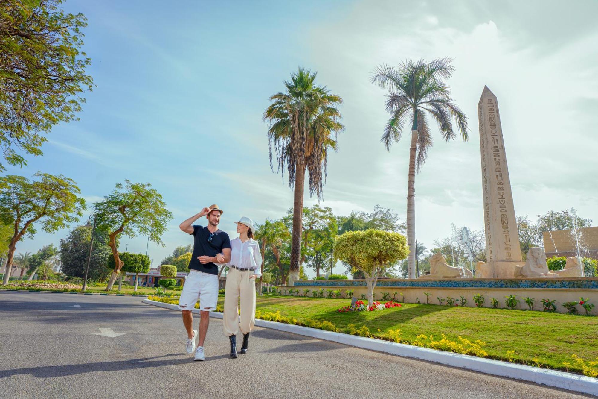 Jolie Ville Hotel & Spa Kings Island Luxor Exterior foto Obelisks of the Royal Guard