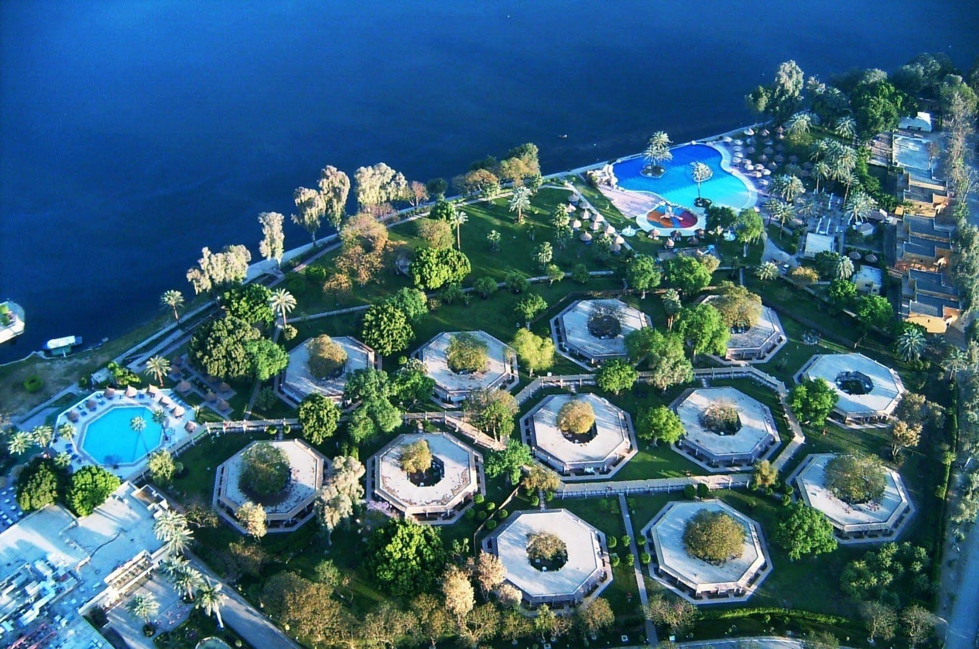 Jolie Ville Hotel & Spa Kings Island Luxor Exterior foto Aerial view of the resort